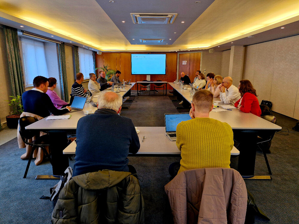 Een sfeerfoto van een werkgroep met diverse partners rond een tafel. 