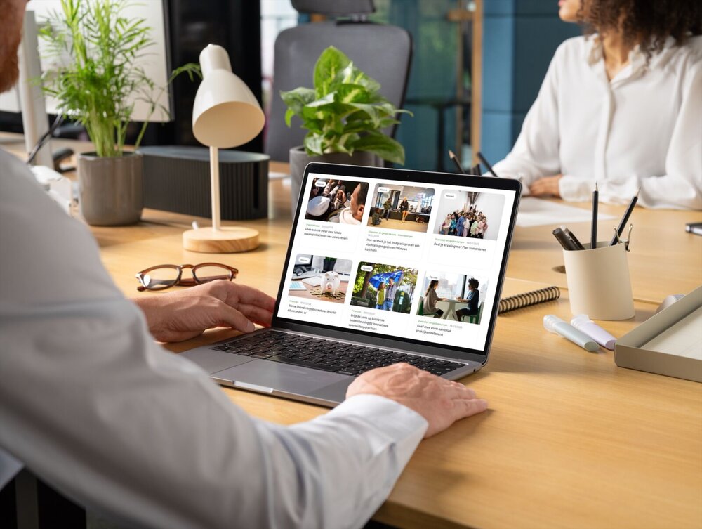 Een man bekijkt het nieuwsoverzicht op de VVSG-website op zijn computer